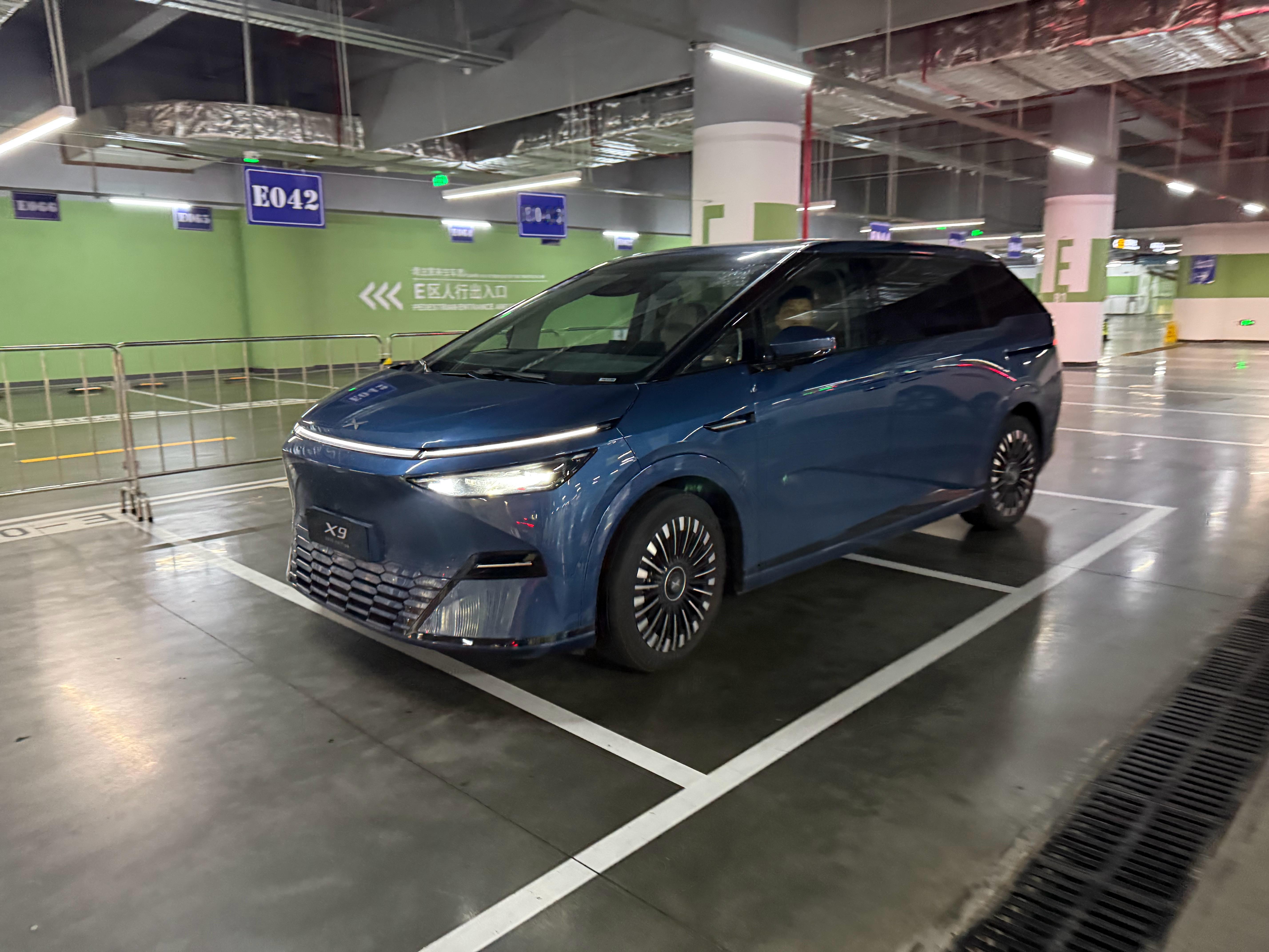 今天接我的是小鹏X9，太巴适了[赢牛奶]舒适度还得是MPV，尤其是坐车，无敌，还