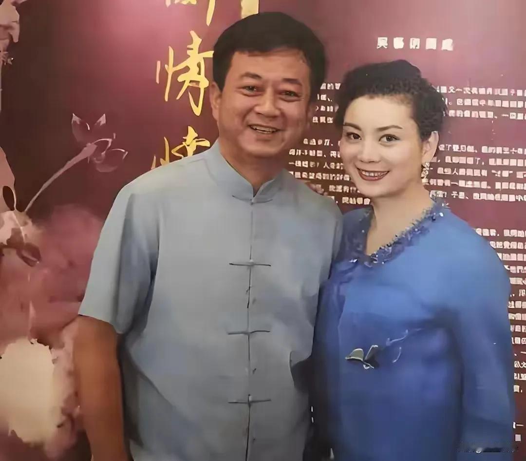 近日，朱军夫妇现身北大参加美育研讨会，引发关注。61岁的朱军两鬓斑白，皱纹满布，