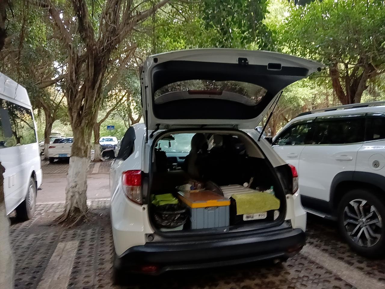 在成都满打满算待了5天，天不亮就起床收拾东西，还准备了早餐和路上的零食，跟广东妹