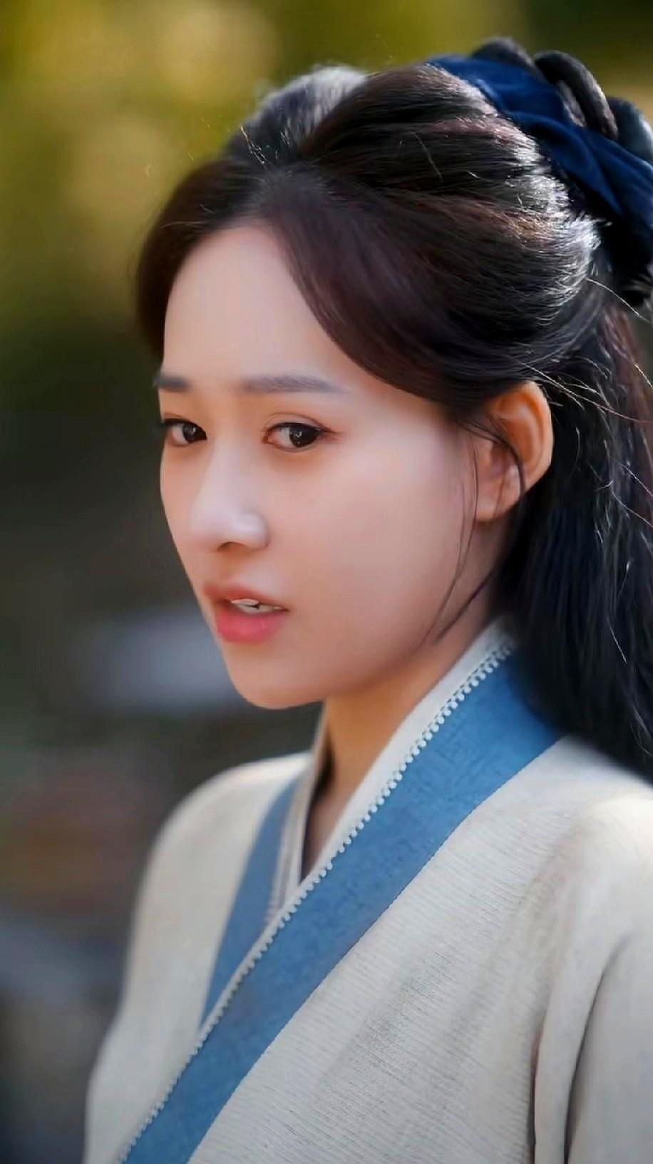 今年短剧最会拿捏观众的，不是疯批，是分寸感。
一个设定先把人劝退：厌女首富，偏