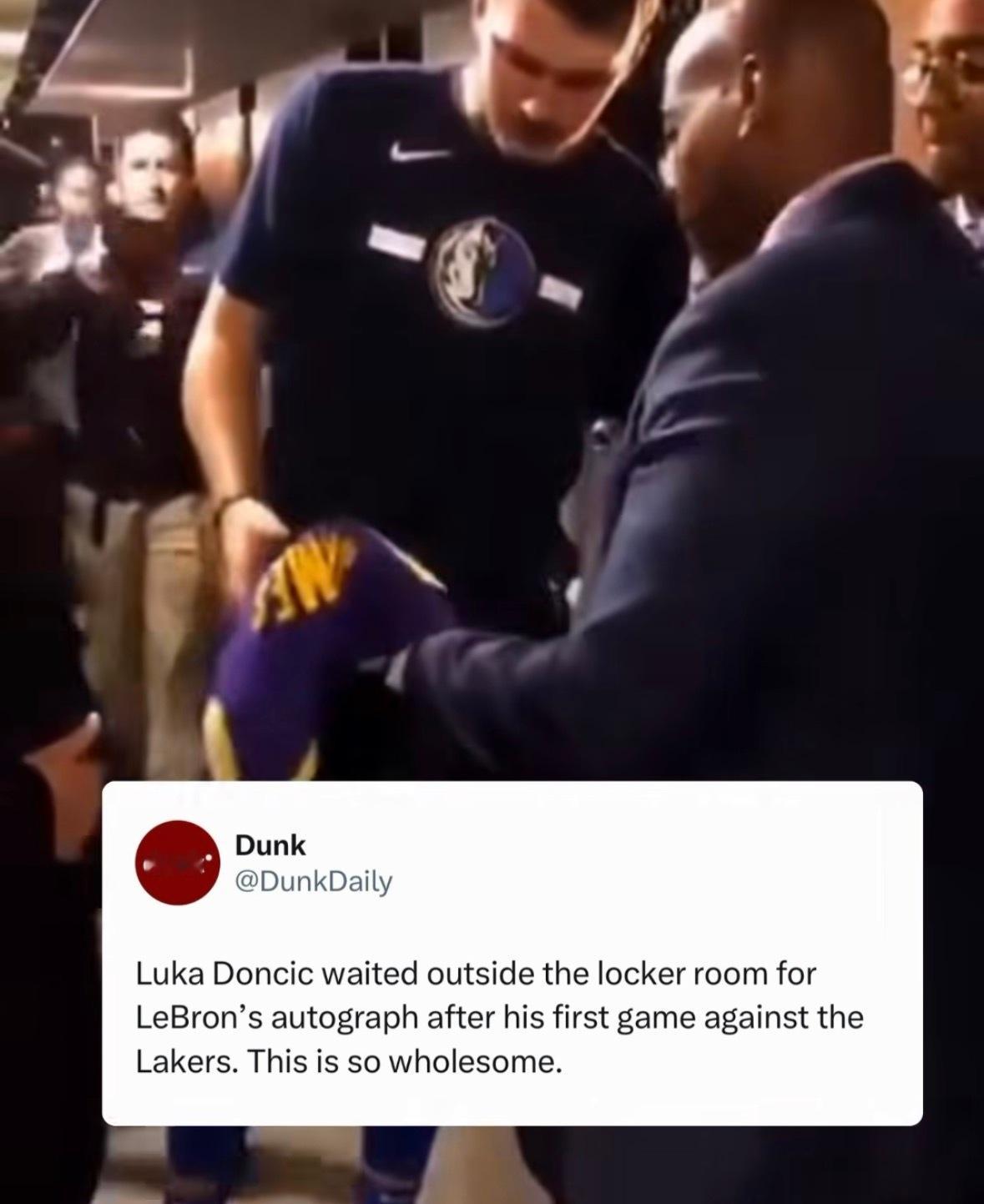 世间万物变化太快！当年东契奇第一次打湖人之后，在更衣室外边等着詹姆斯的签名球衣，