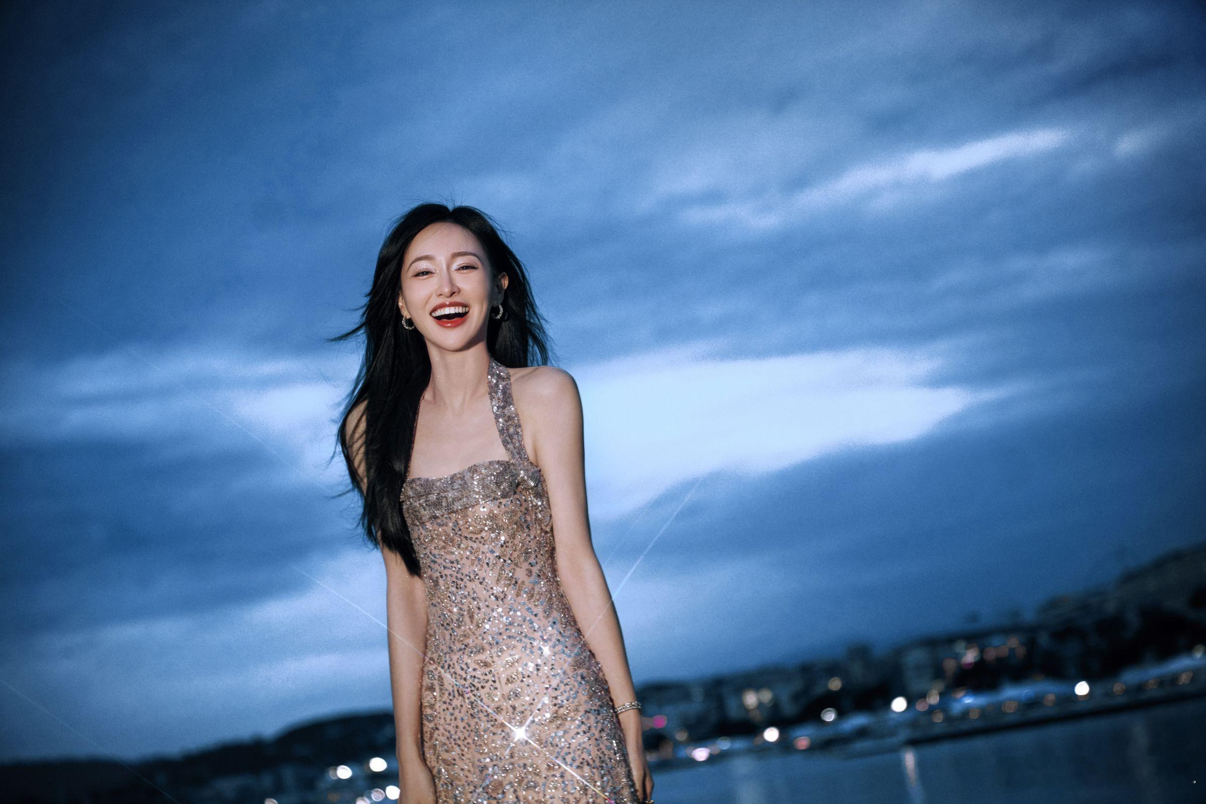 唐嫣-垂眸耀眼于海天一色 