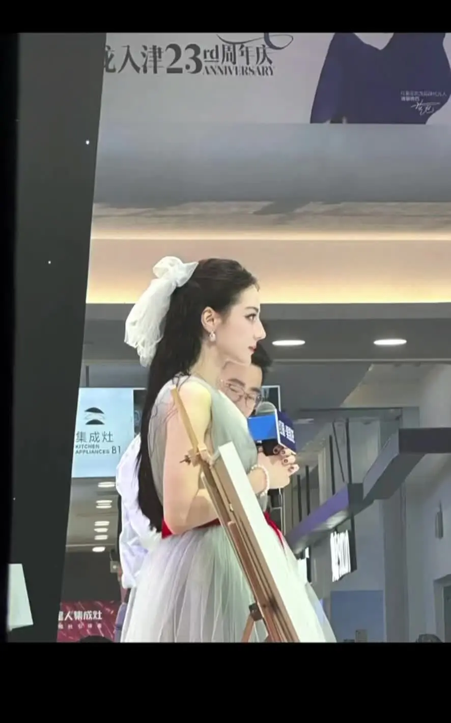 生图这一块还得看我姐 神性神颜+顶级身材=迪丽热巴。 生图