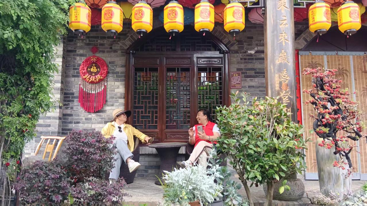 因为下雨，今天早上难得在家窝着，1.8米的大床翻了18个翻，一个人在家不用着急忙