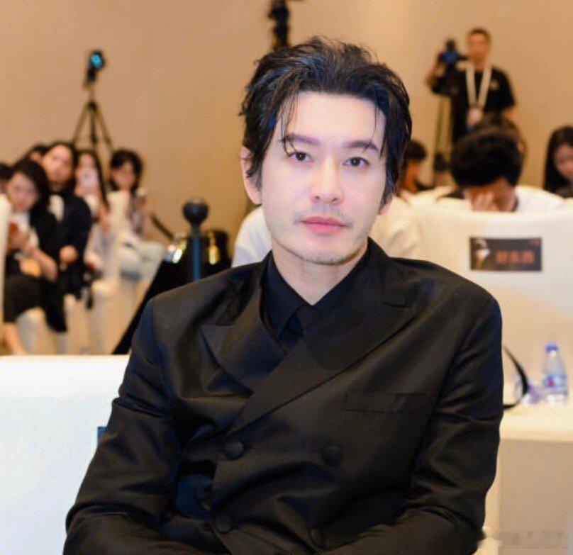 叶珂事件后，黄晓明首次公开露面。为新片做宣传，参加金鸡电影节。看表情，黄晓明好像