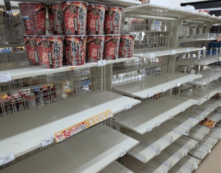 日本九州熊本县日前发生7.1级强烈地震，灾区物资一度紧迫，当地超市及便利店内的即