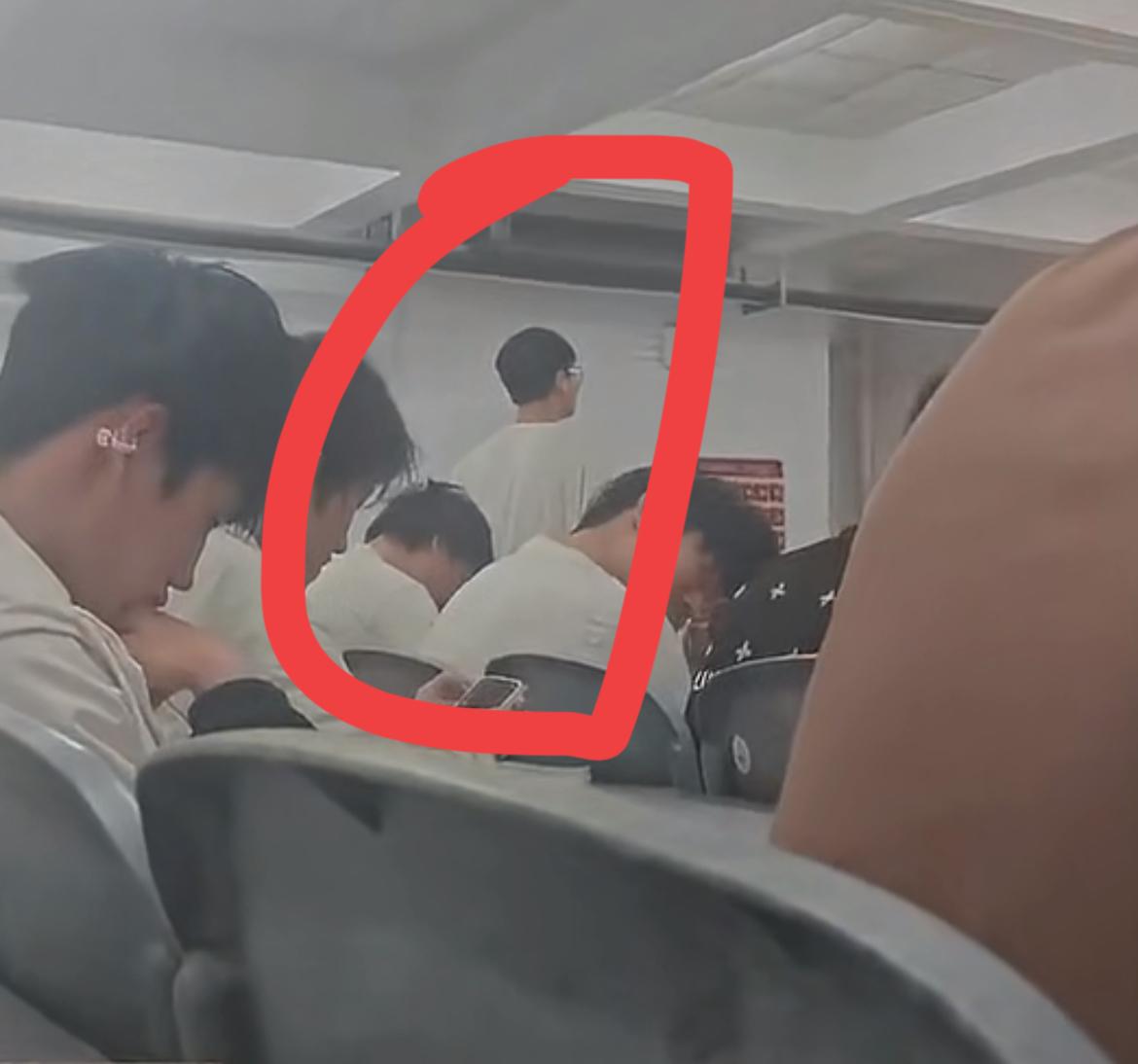 郑州一高校老师阴阳学生，说他们只有打工的命，一个学生奋起反击，和老师发生了冲突。