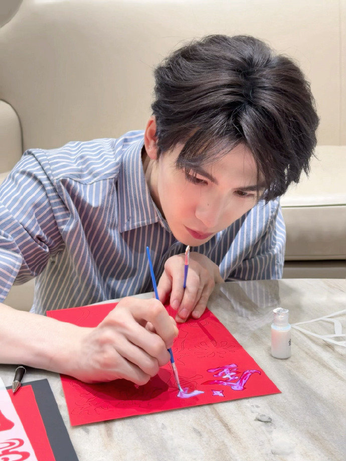 张凌赫迎财神张凌赫手搓贺岁金箔照 张凌赫手搓贺岁金箔照，张凌赫迎财神，谁懂这个张