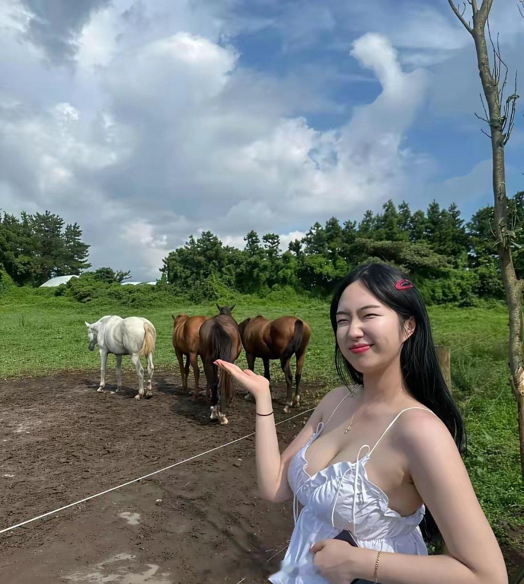 闺蜜真的没骗我，她家真的养了几匹马，真是让人羡慕啊！ 
