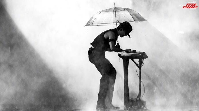 #张杰雨中撑伞图# 当目光落在张杰的这组雨中撑伞图上，仿佛整个世界都为之停滞。雨