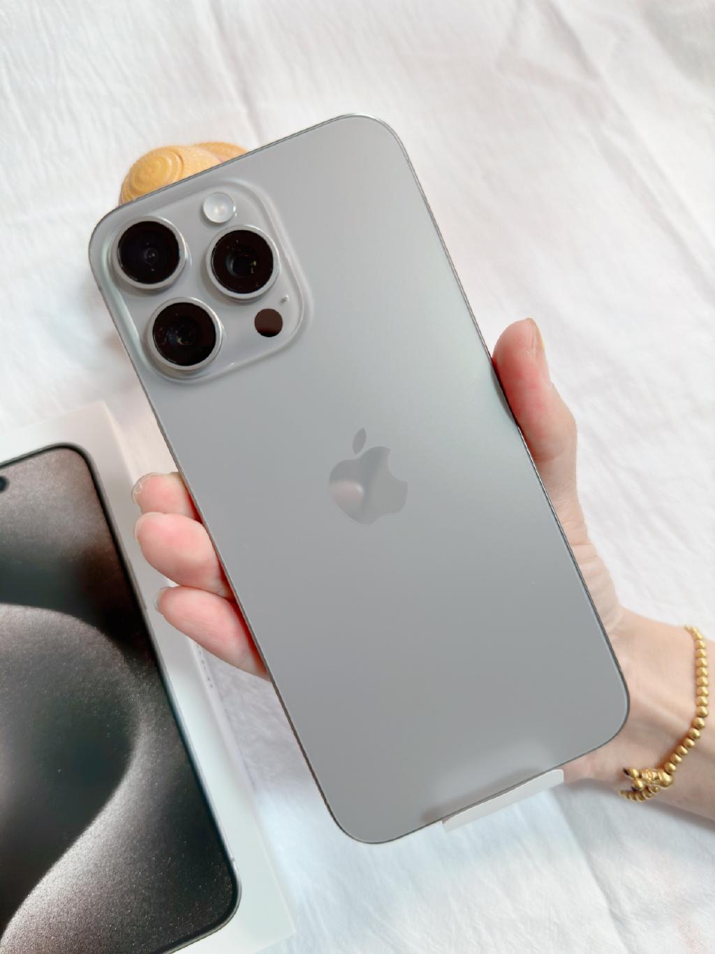iPhone 15 Pro Max到了，果然没辜负我的期望！好看还巨轻，手感很好