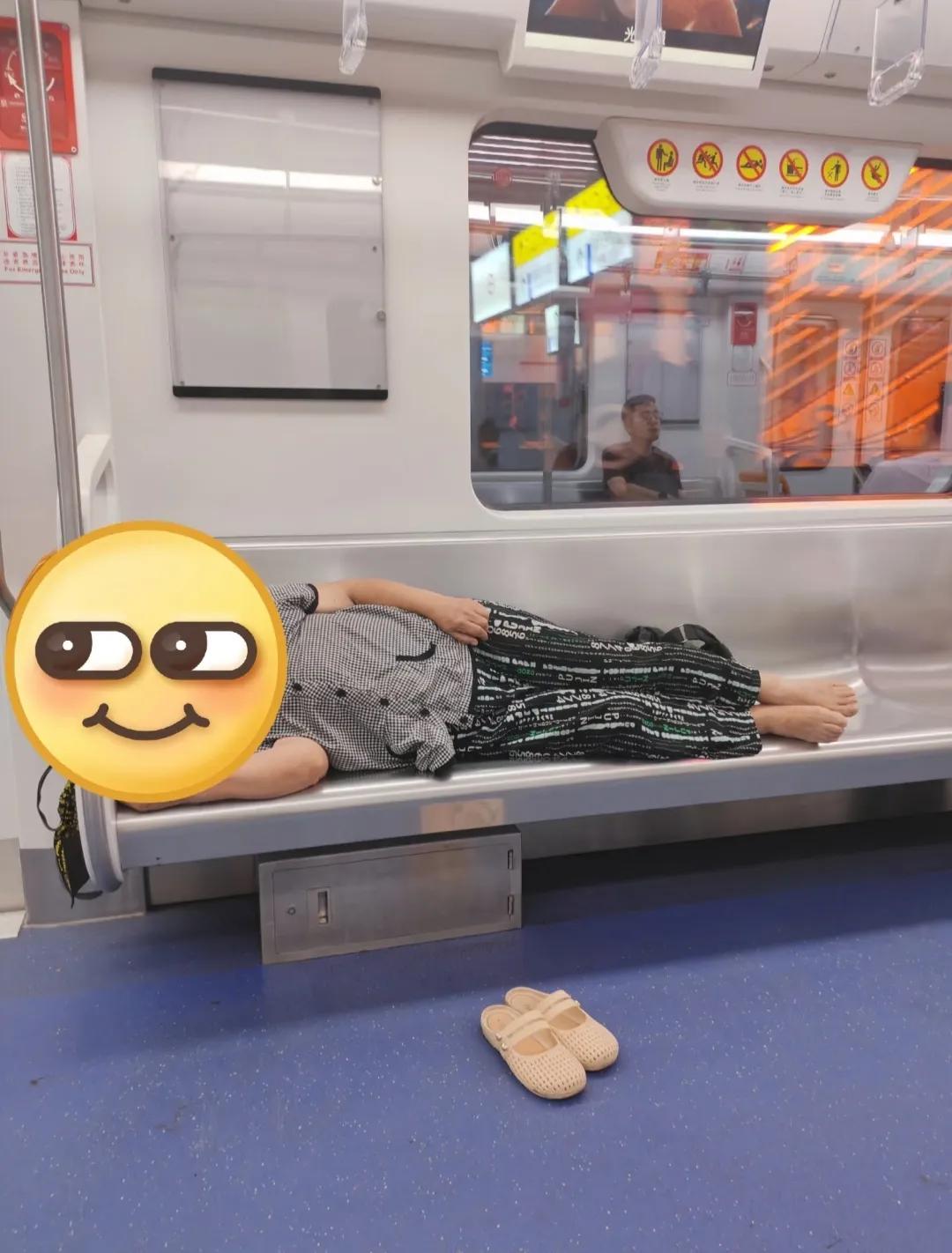 地铁上遇到这样的人，你该怎么办？