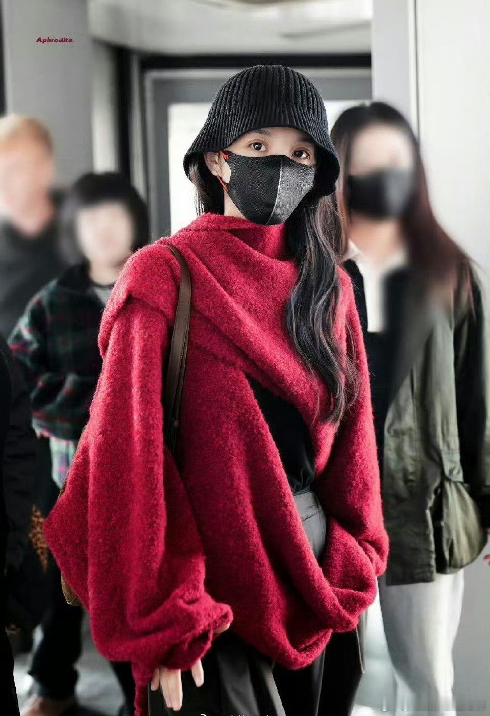 田曦薇杭州机场到达路透，要进组《嫁金钗》了啦，魏娆来了