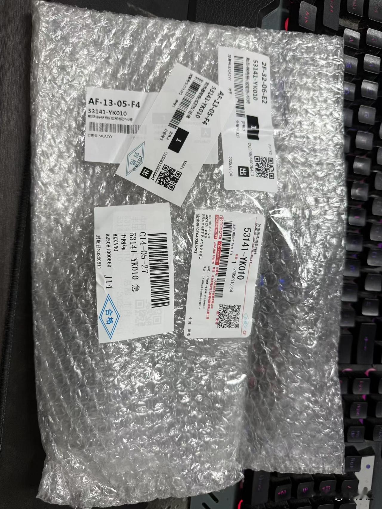 没见过那么贵的车标[捂脸]
亚洲龙
前中网标，4S更换价格3012元
赶上一部手