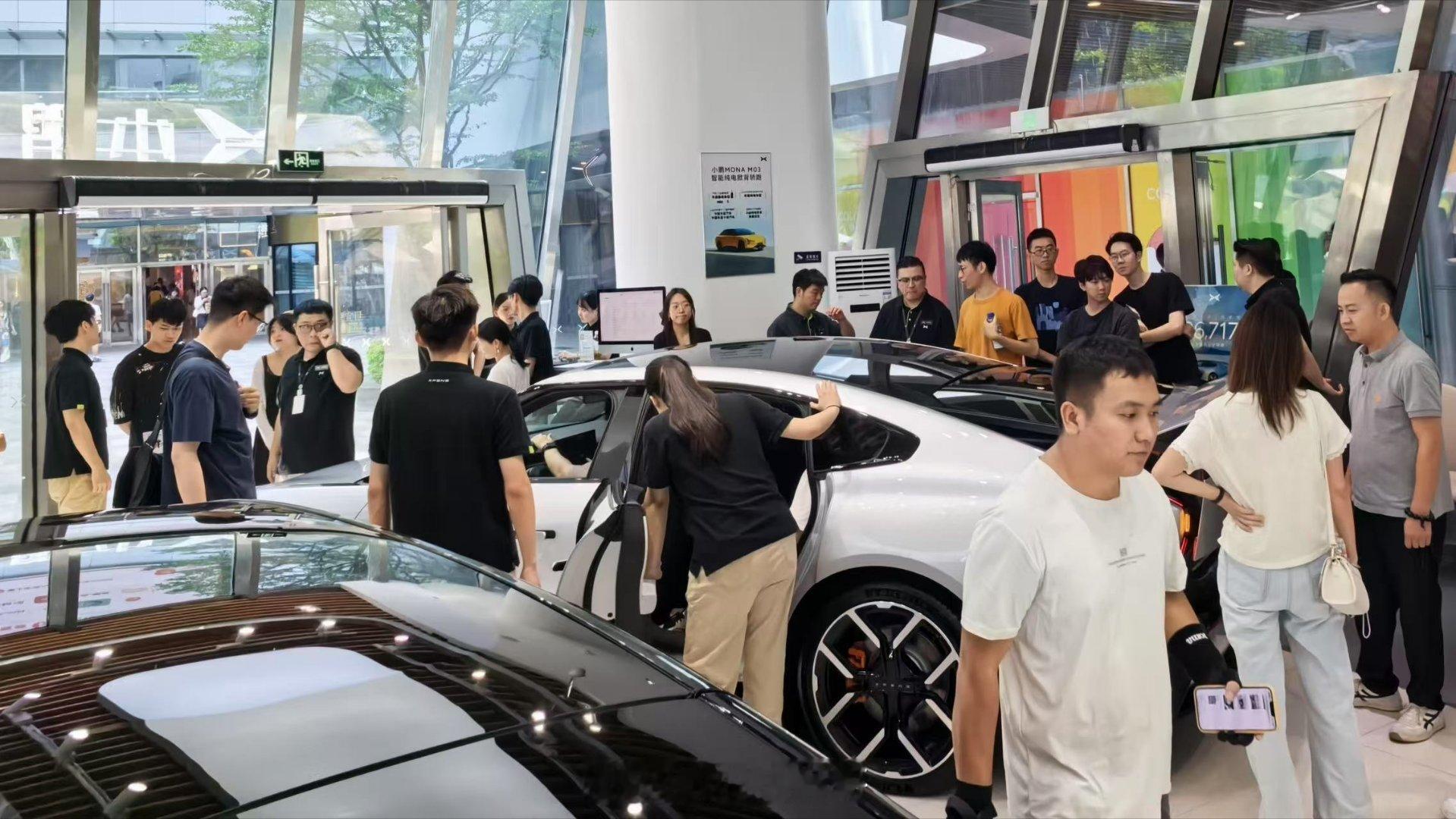 全新小鹏P7展车到店成周末焦点，这款时尚轿跑有百万级视觉效果，获钟楚曦、朱正廷、