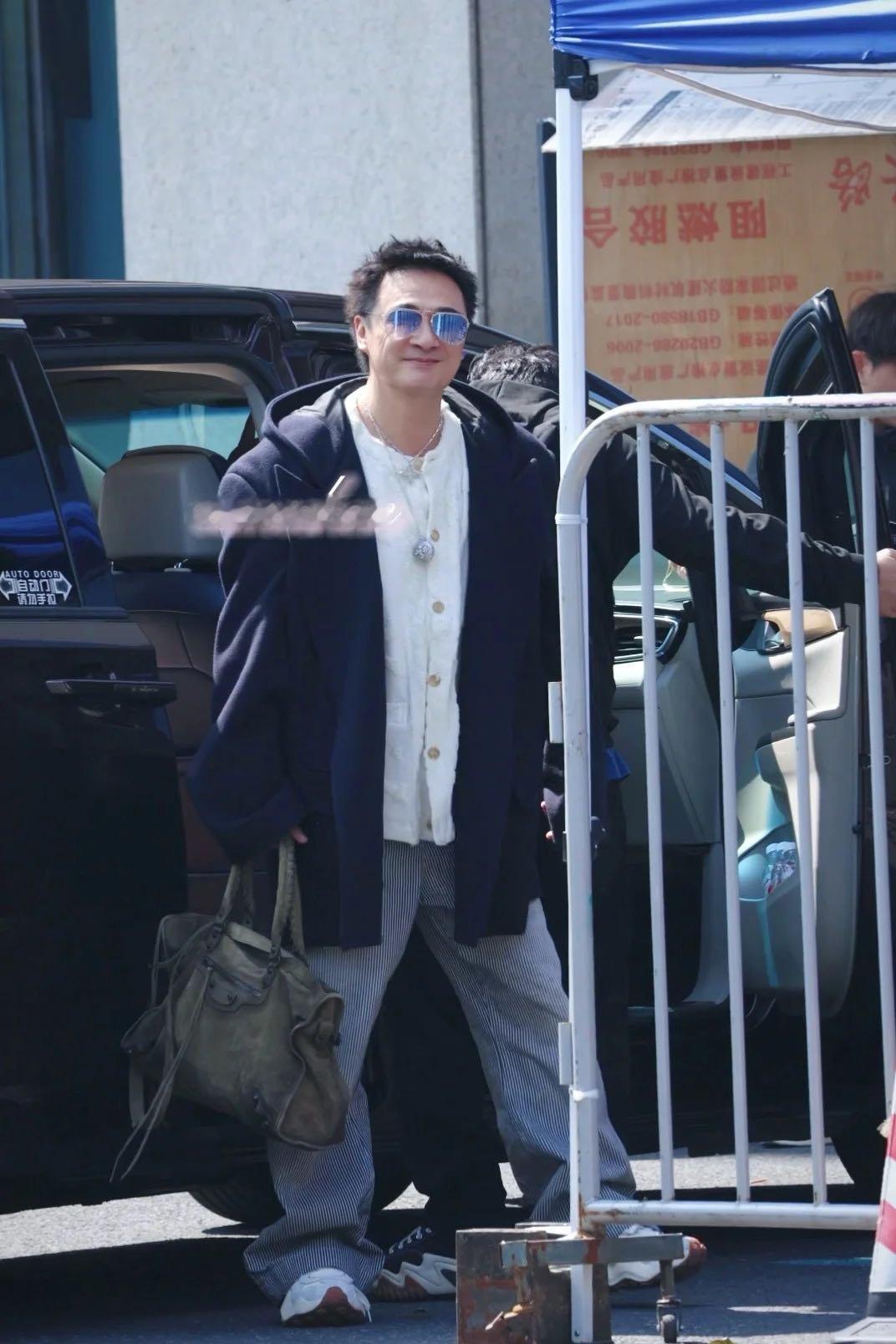 AI对吴镇宇下手了影视AI二创无限超越班 吴镇宇：我要教育教育AI。AI：好的，