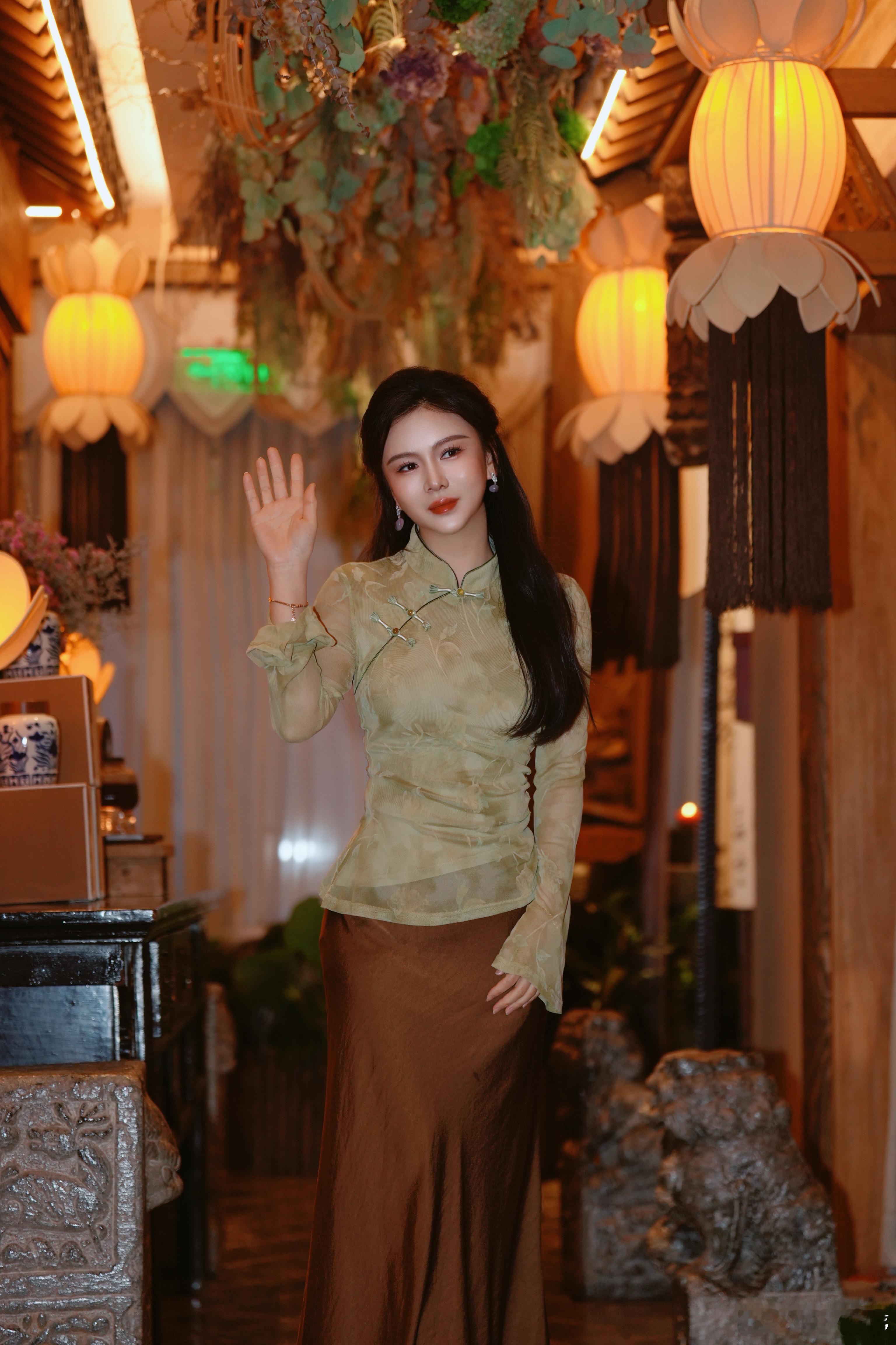 凤凰网主持人刘美希救命！这才是主持人的时尚打开方式！刘美希一身新中式穿搭，叶叶菩