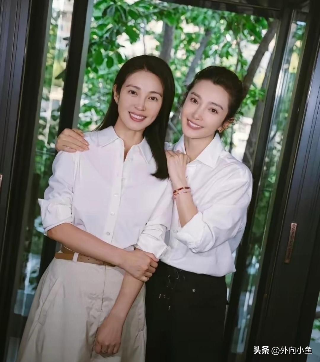 原来李冰冰妹妹这么好看，同框分不清！

一身穿简约白衬衫，清爽干净。李冰冰搭配米