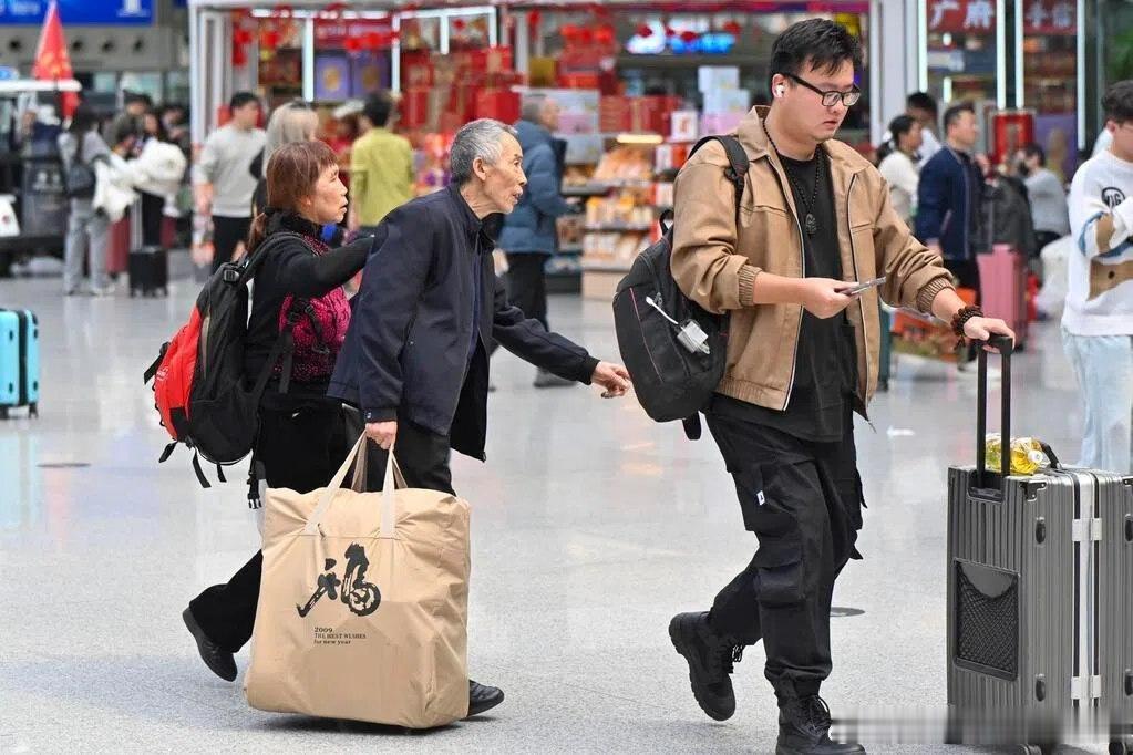 反向过年也不错啦中国兴起“反向过年”  机票预订倍增中国媒体报道，今年春节“反向