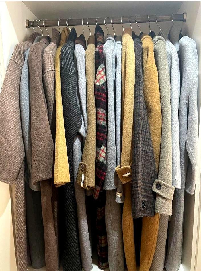 毁掉一件大衣的，从来不是款式老气。
 
你是不是也一样？姐姐送的羊毛大衣，颜色单