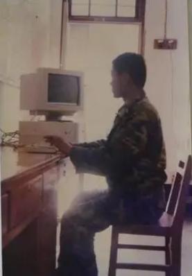 2010年，一辆步战车发生故障，厂家维修要20万，忽然，一人检查后：“两块五，不