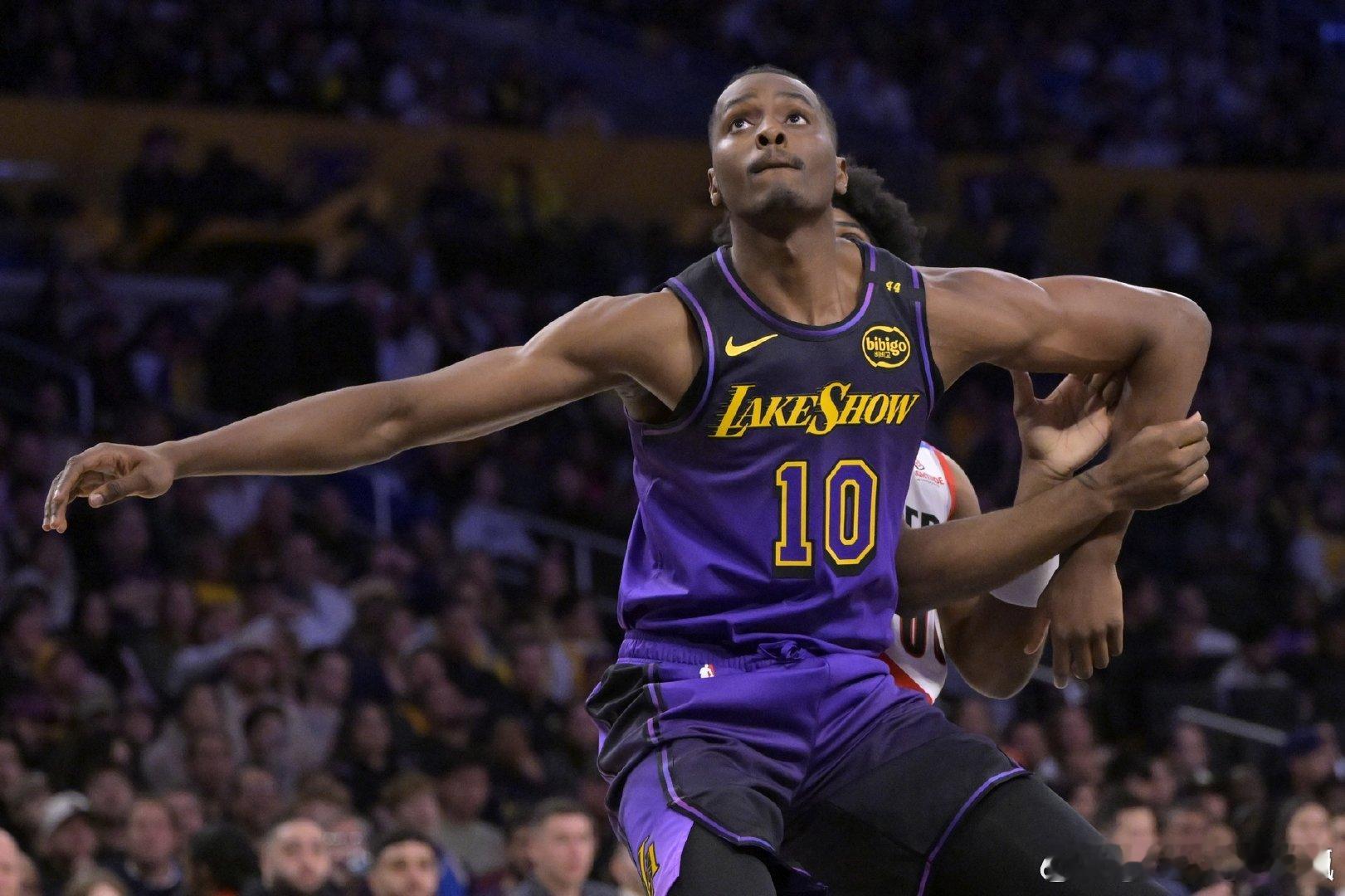 科洛克将在灰熊身披35号球衣他总计为湖人出战39场比赛，场均2.3分2.4篮板，