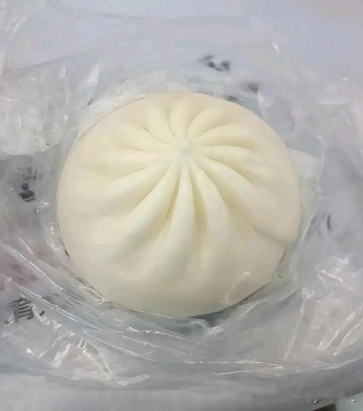 网友这智商真的把我逗笑了。

网友早上买了个包子，2块钱，忘了付钱，因为快迟到了