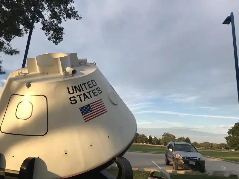 美国猎户座载人飞船成功绕月返回，这事儿确实够轰动。毕竟上一次人类绕月飞行还是19