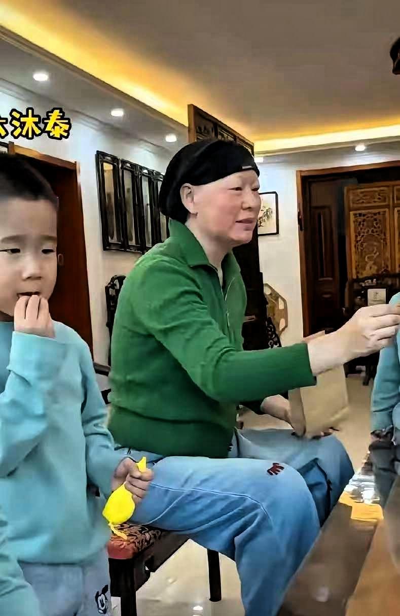 今天第一次看见七胞胎妈妈，一直特别好奇，到底是怎样的妈妈，能扛下孕育七个孩子的奇