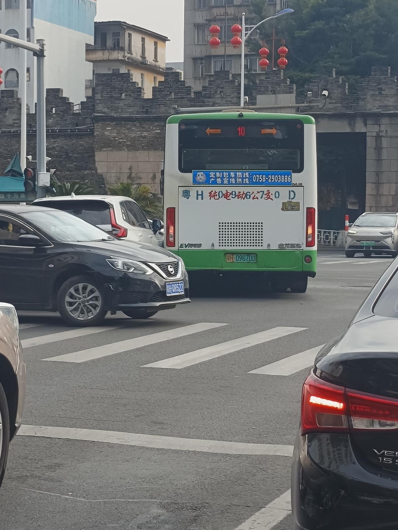 为什么现在这么多人考驾照
却不懂得看红绿灯？


你敢相信吗？这样都能撞到
汽车