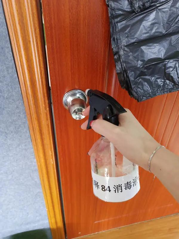 84消毒液能消毒空气吗？答案是不建议直接用它来消毒空气。84消毒液含氯，成分易挥