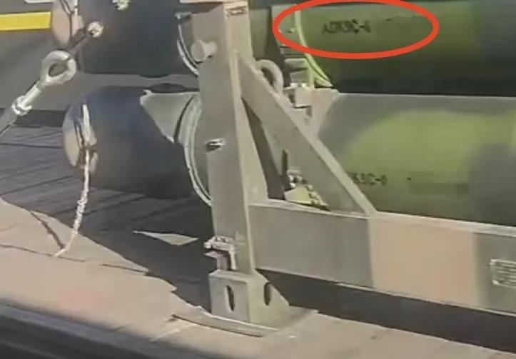 “细弹”红酒的具体型号曝光了。

放大导弹照片有“ADK-9C”的字样，这是国标