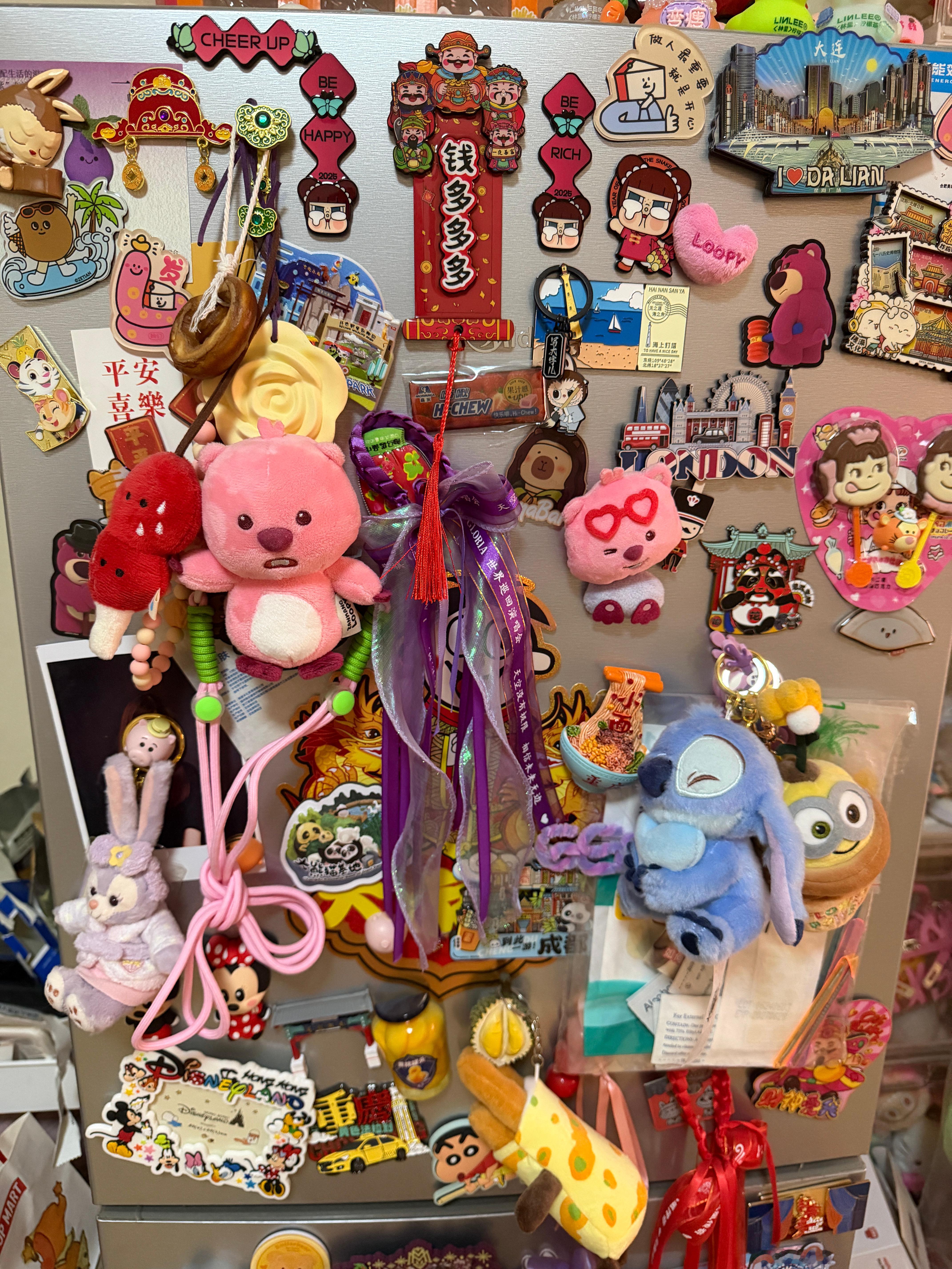 冰箱贴一定要经常挪挪位置本冰箱贴狂热爱好者真的很难移动位置了，冰箱已经快贴满了，