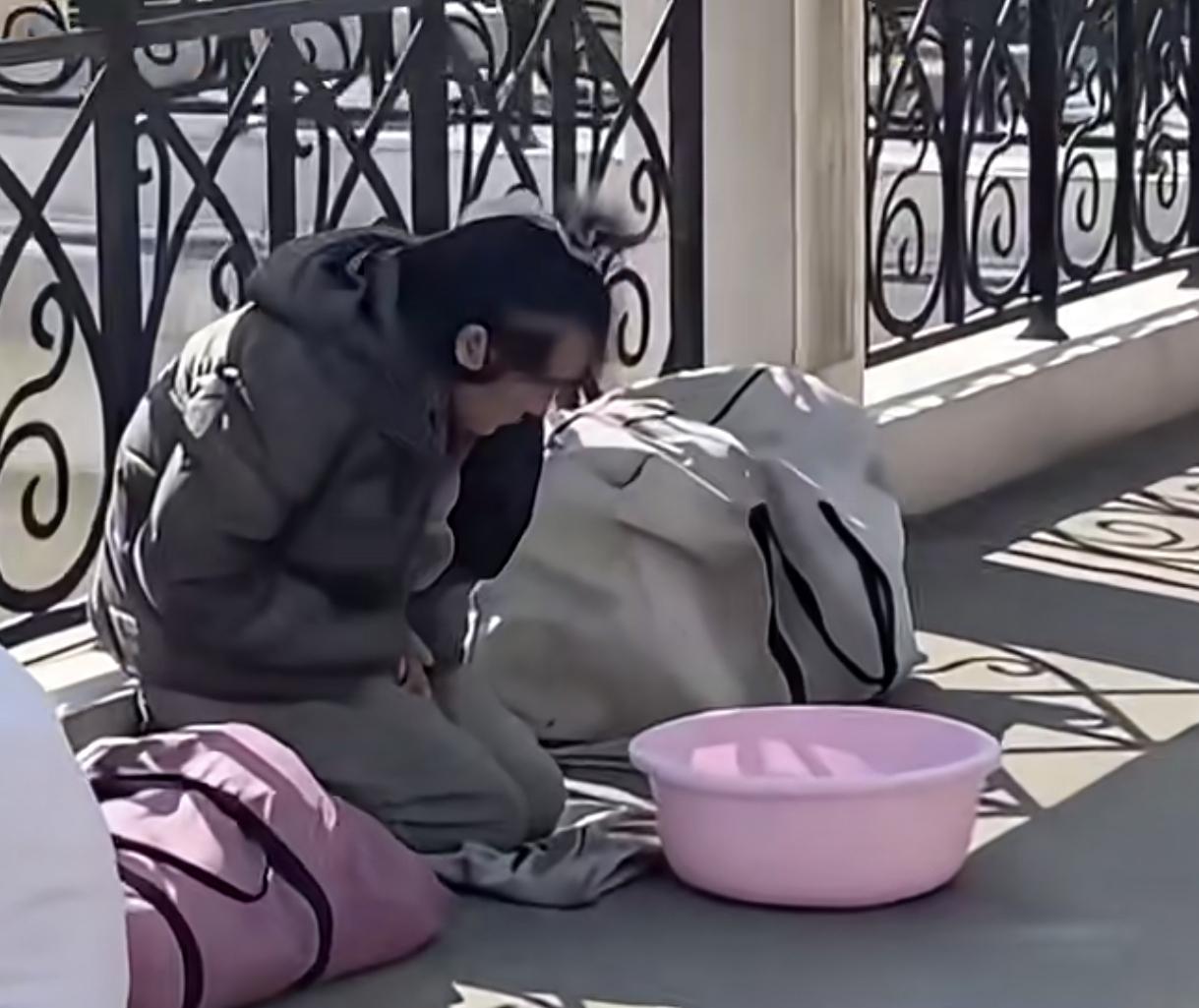 上海街头的乞讨者
路人看到盆里时惊呆了 
路人：要不您起来，让我跪会，网友：买个