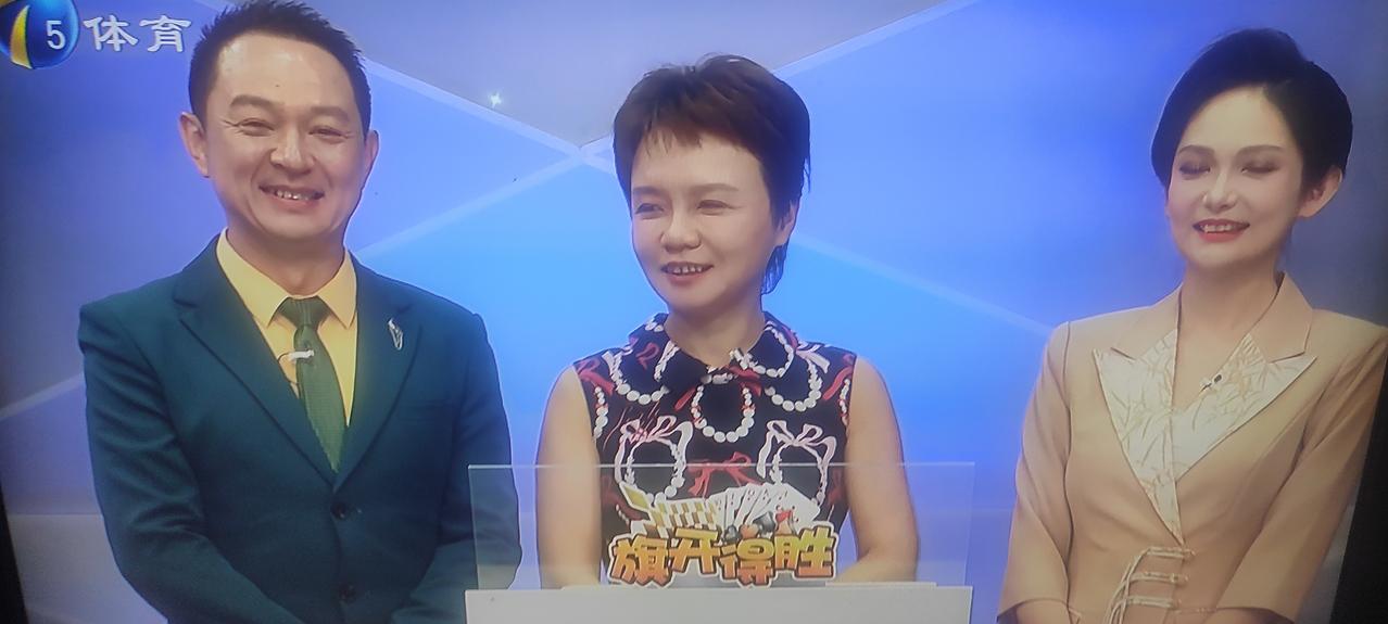 今天的《旗开得胜》斗地主节目，昨天侥幸攻擂成功的老李守擂好运不再、牌技太烂且发挥