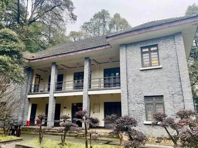 在重庆有个二战时日本最想摧毁的地方，它藏在重庆深山里，如今被铁门封住！
它就是黄