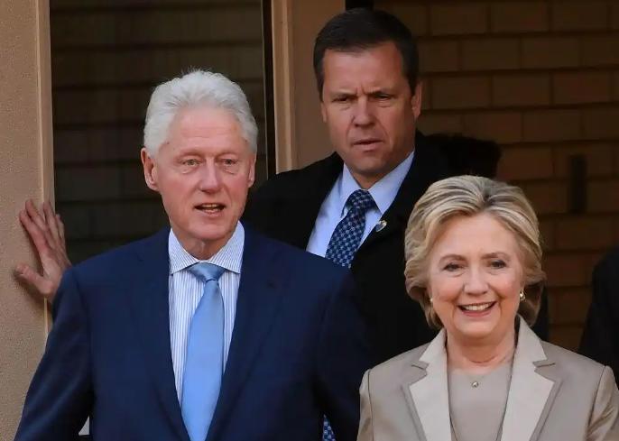 克林顿两口子被逼到这个份上，这说明在政治博弈场上他们已经输了！
 
当地时间2月