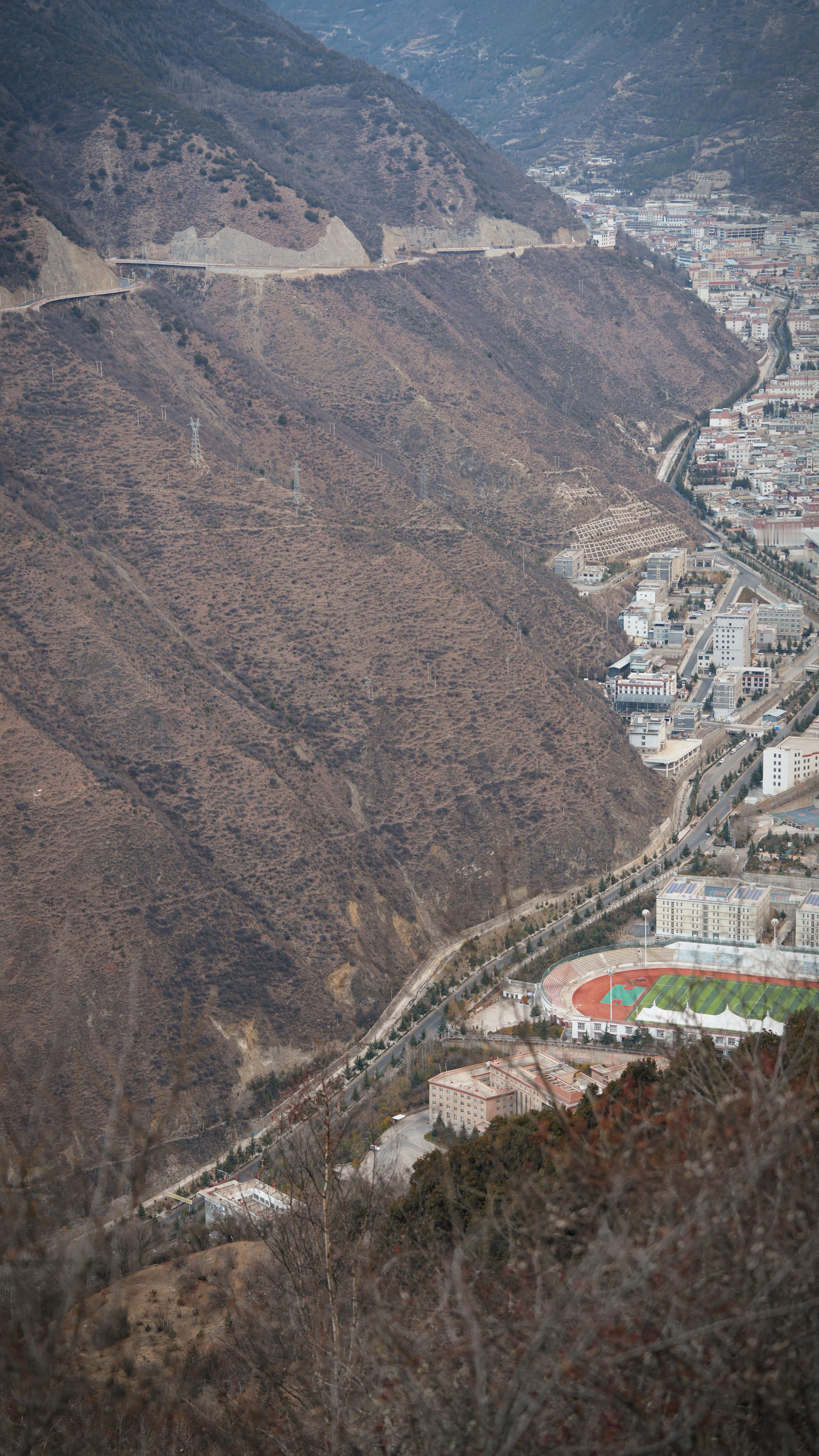 德钦县城，梅里雪山脚下，准备搬迁，大工程，整座县城搬走，不知道世代居住在这儿的人