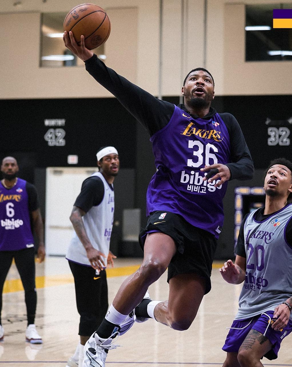 湖人备战火箭内部画面曝光！詹姆斯独挑大梁，艾顿暴扣肯纳德三分如雨

北京时间4月