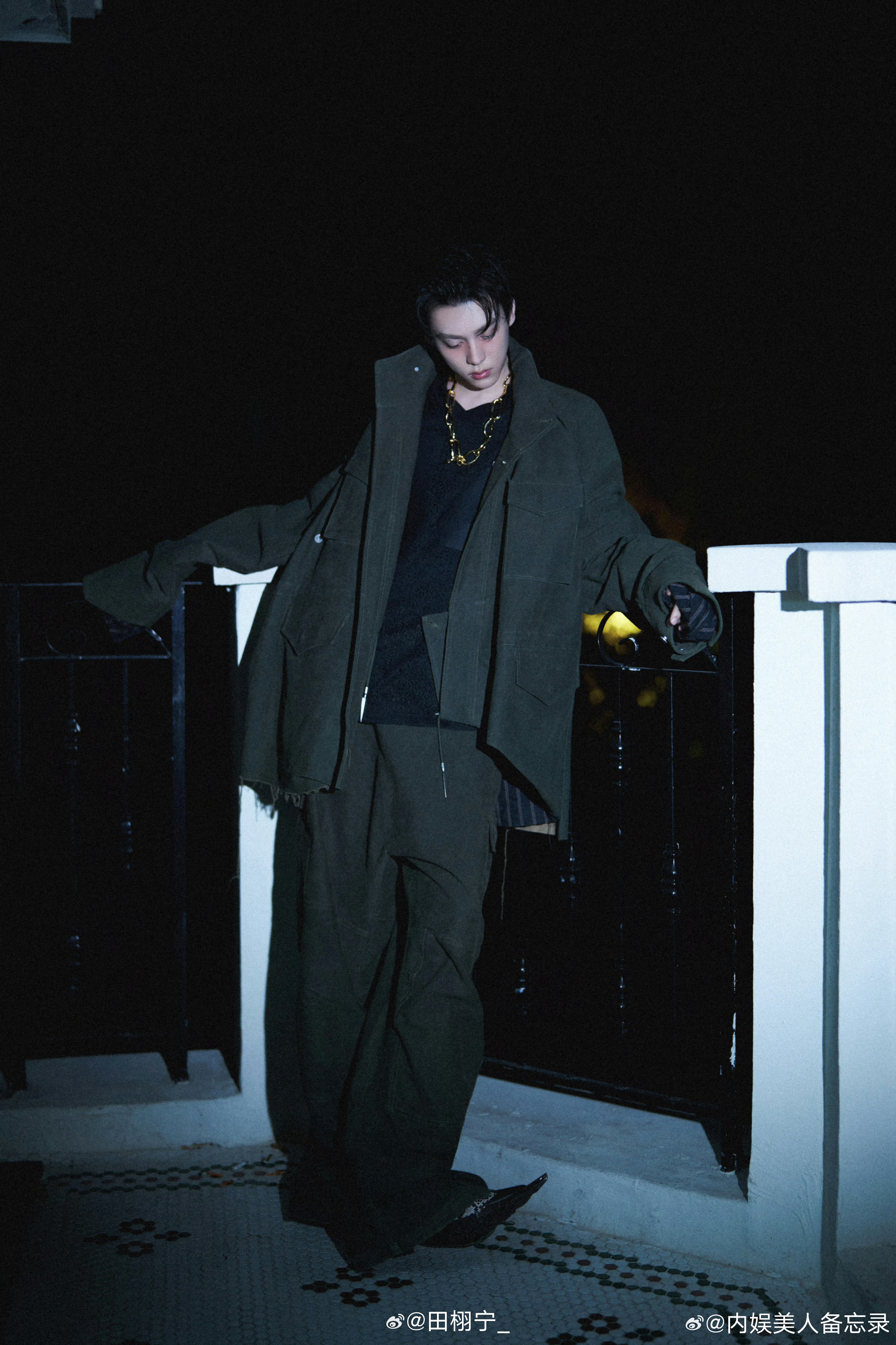 都让让，大帅哥来了