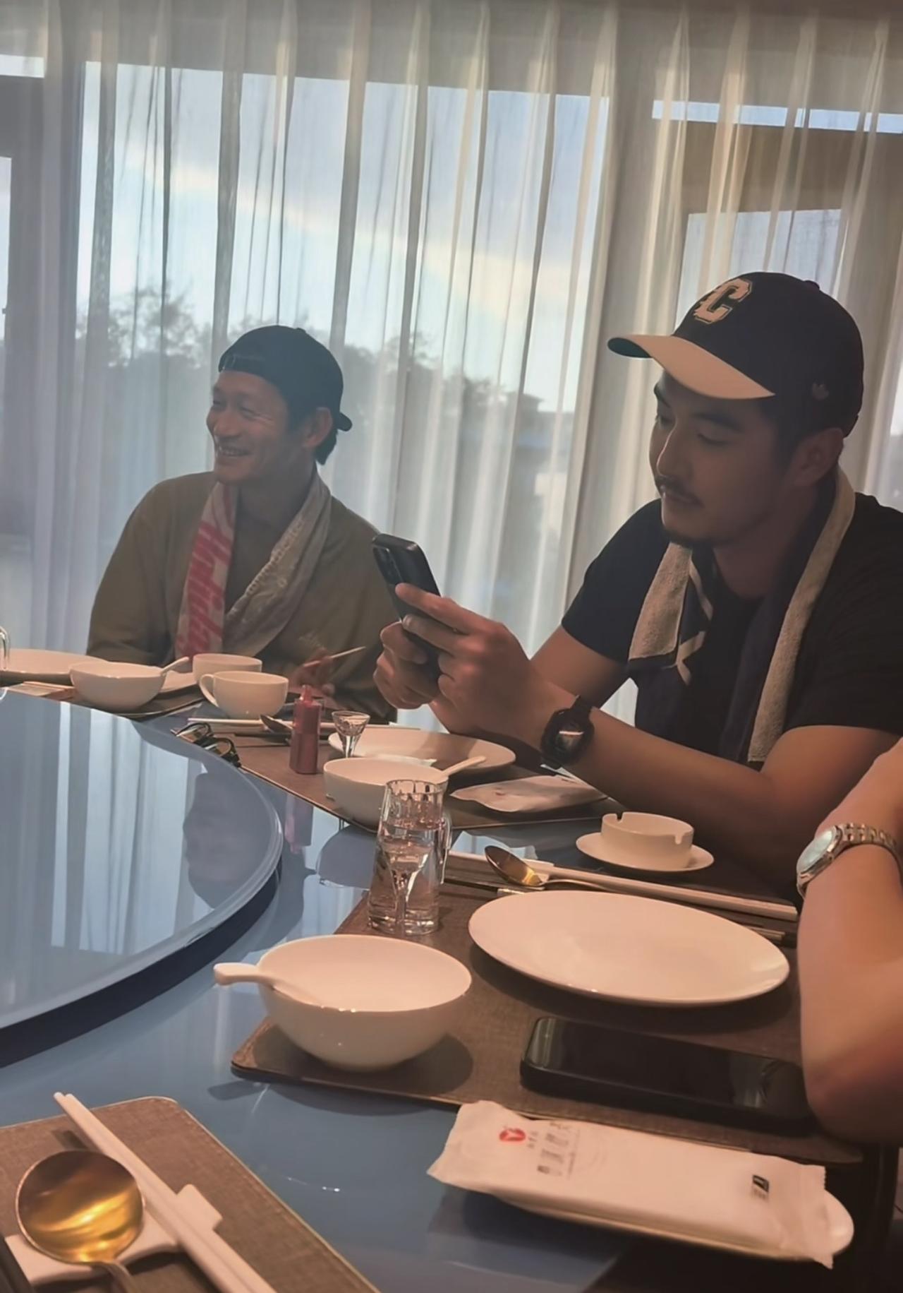 难得看到金世佳参加饭局，还是骑自行车去的，把车子停酒店包厢门口，太接地气了。
