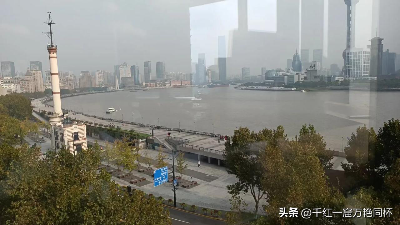 高楼望远，江水悠悠。