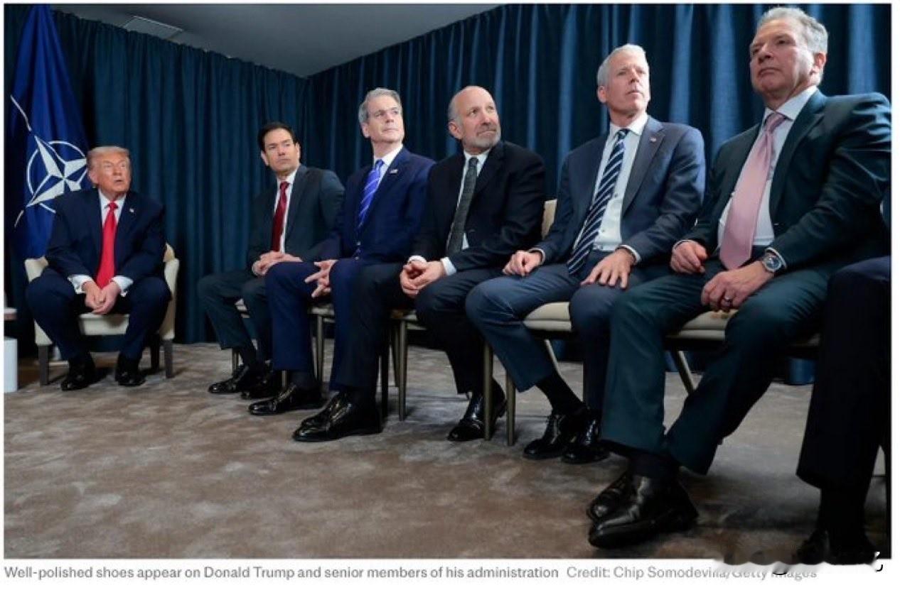 看看特朗普有多威风，据说目前在特朗普周围工作的人，因为畏惧总统，都不得不与总统穿