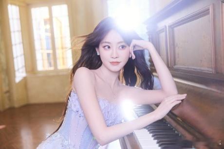 祝绪丹被顶光吓到失去表情管理周五晚高疯 顶光来袭秒变慌张小表情，抬手遮挡的瞬间萌