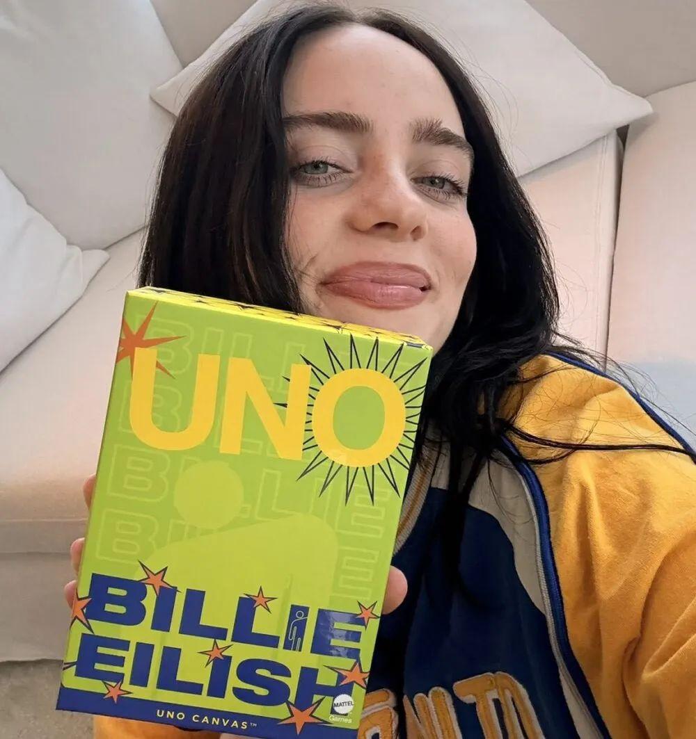 碧梨妈妈 Billie Eilish 与UNO牌合作推出了她自己专属的一副卡牌。
