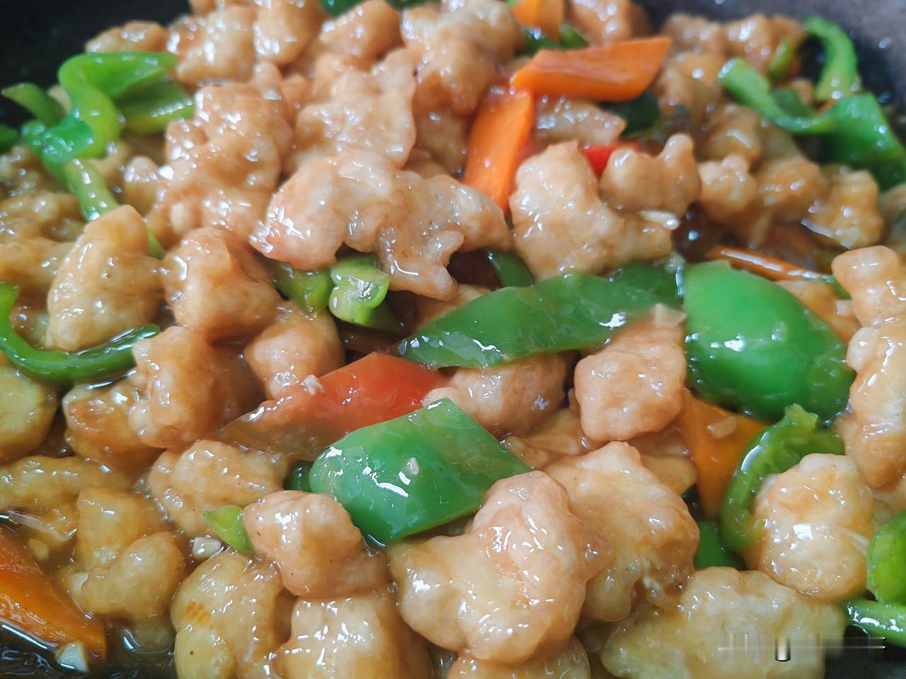 你最喜欢吃的东北家常菜是什么骨头炖酸菜，排骨炖油豆角，土豆炖茄子，白菜炖干豆腐，