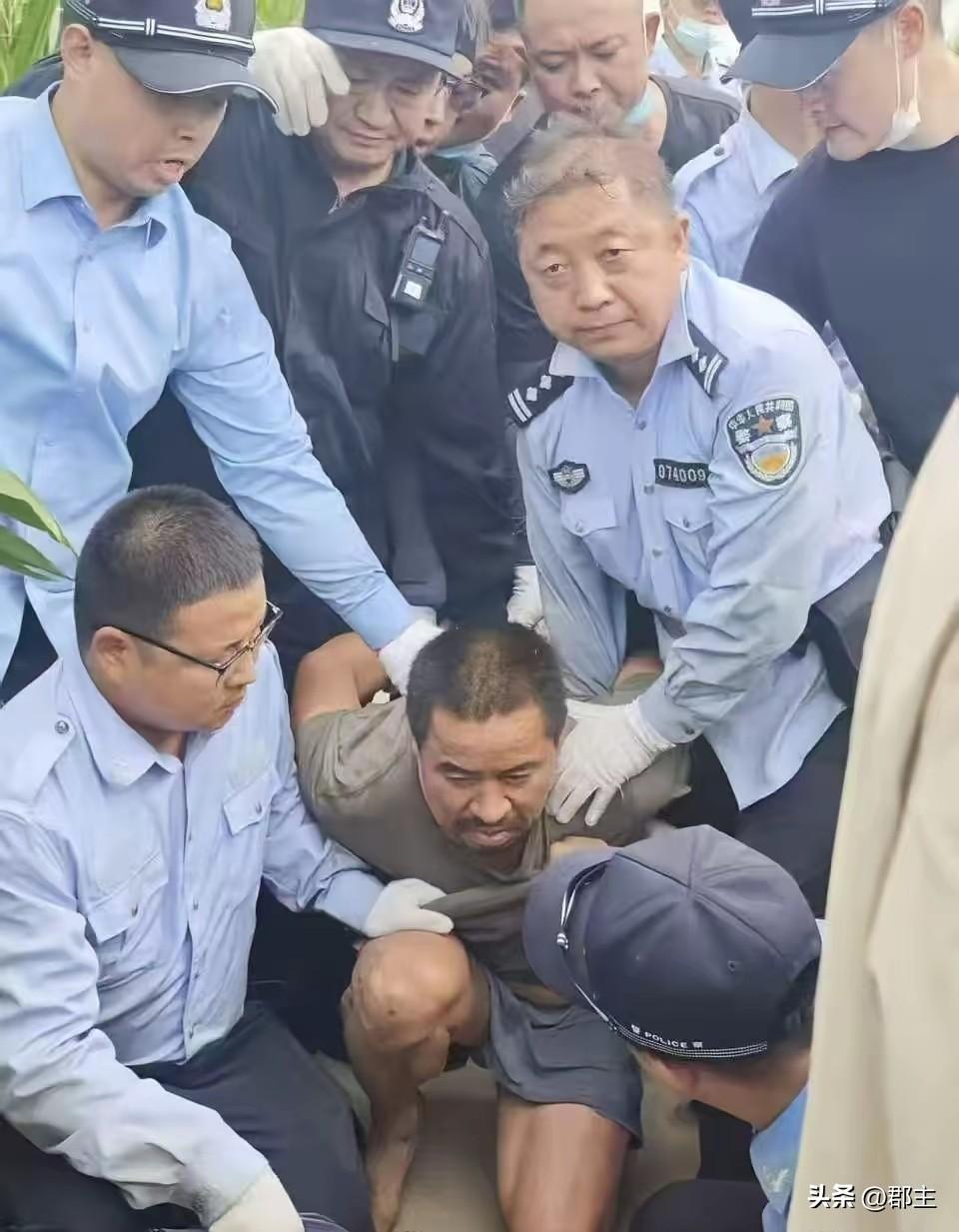 西平这哥们被抓到了，就是他！跑到鞋子鞋子都没有了，跑的这十天，可能是不缺吃的，发
