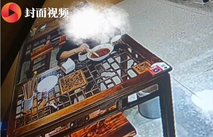 吃完面加6勺辣椒酱进剩汤，这操作我看不懂了。

5月25日，苏州福兴记面馆，监控