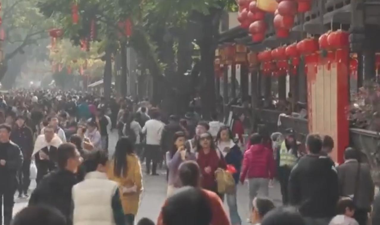 元旦假期的街巷挂满红灯笼，人潮涌动漾着浓浓烟火气；海南的商场里游客驻足选购，免税