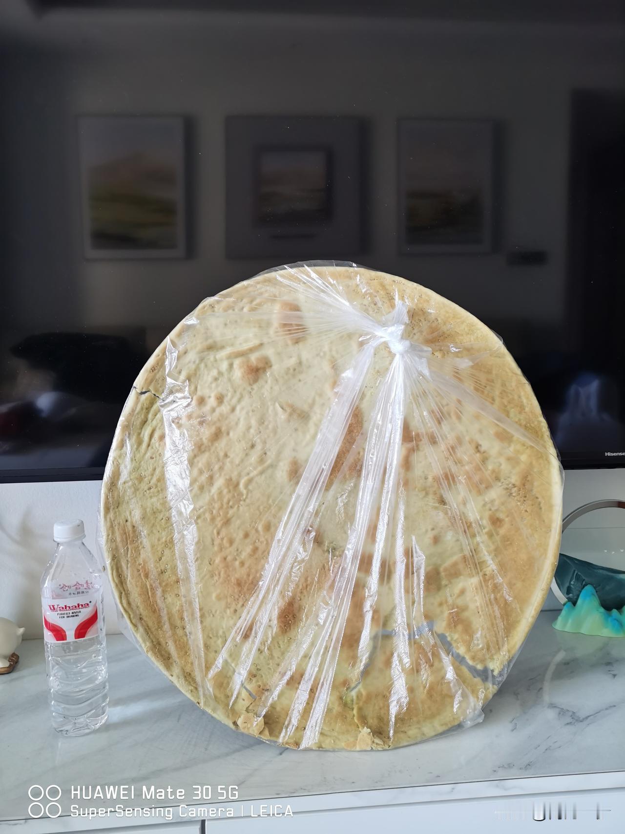 题记：酒泉一游，昨夜返回。朋友赠得一大饼，香脆可口，特赋诗一首，以表寸心。《七绝